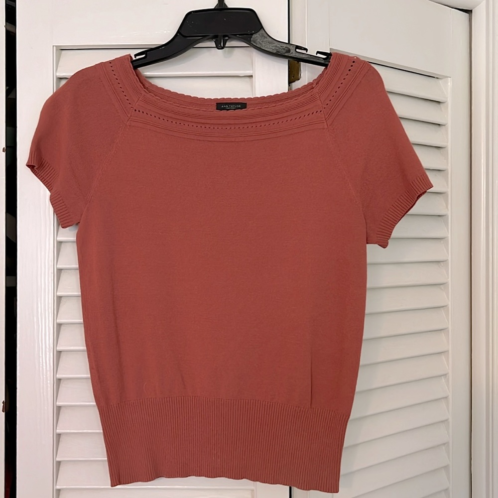 Ann Taylor short sleeved sweater in dusky coral, size S